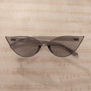 Cateye retro sunglass with complementary case